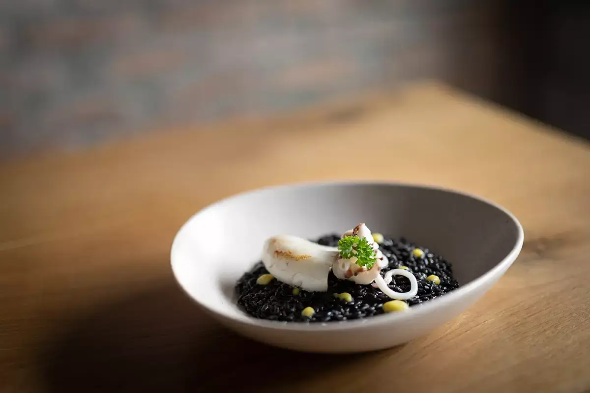 Risotto al nero di seppia con calamari croccanti e limone Hostaria Castello, a Venezia come sull’Orient Express