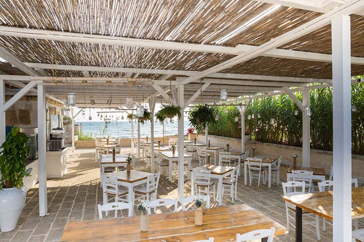 Il ristorante A_neto, quello con la location pi&ugrave; suggestiva a ridosso della spiaggia Una vacanza con i piedi nell&rsquo;acqua? Riapre il Canne Bianche in Puglia