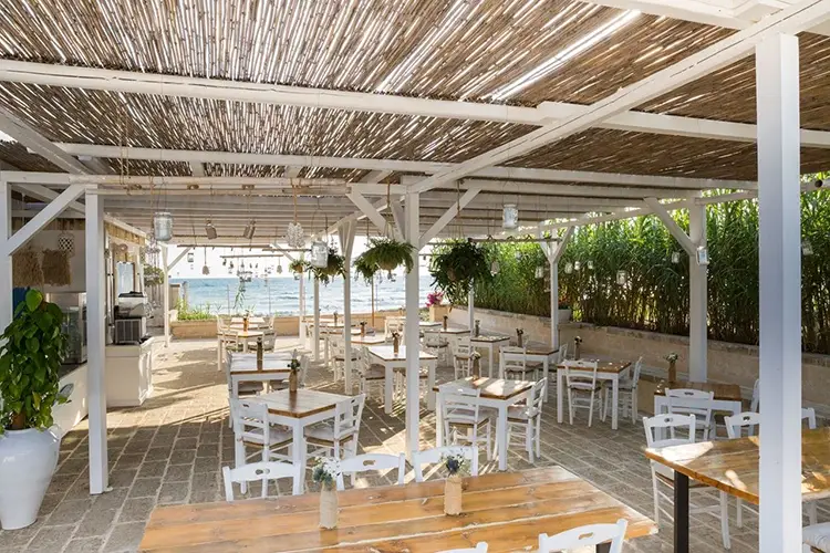 Il ristorante A_neto, quello con la location pi&ugrave; suggestiva a ridosso della spiaggia Una vacanza con i piedi nell&rsquo;acqua? Riapre il Canne Bianche in Puglia