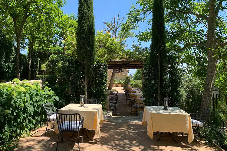 La terrazza del ristorante Castello di Fighine Pranzo nella campagna senese? Riapre ristorante Castello di Fighine