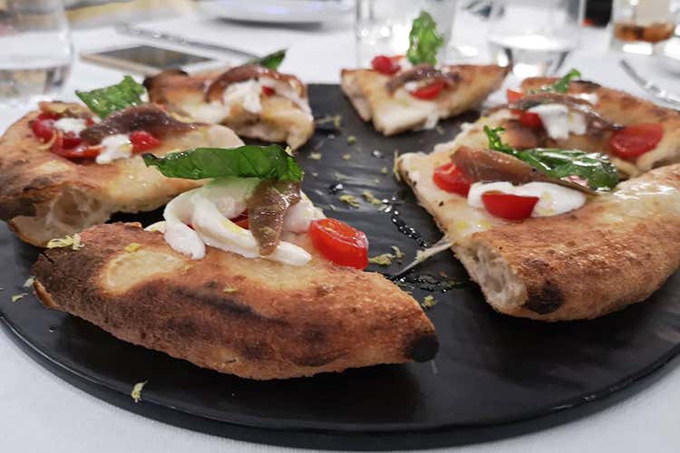La pizza (Cefalù, Ristorante Lievita racconta la natura a tavola) La pizza (Cefalù, Ristorante Lievita racconta la natura a tavola)