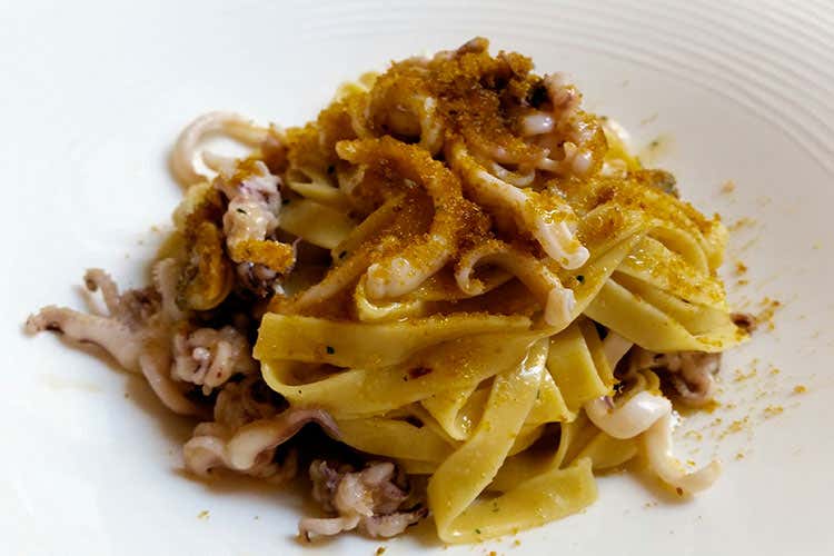 Tagliatelle ai calamaretti, vongole e bottarga (Al Ristorante Olei di Milano Si parte dall'evo per scoprire l'Italia)