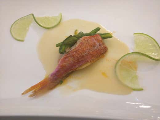 Sandwich di triglia con asparagi e lime