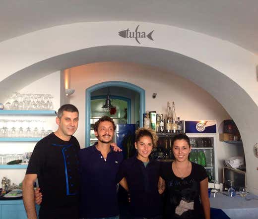 Da sinistra: chef Giulio, patron Alessandro, la di lui moglie Eliana, l'aiuto cucina Annalisa Da sinistra: chef Giulio, patron Alessandro, la di lui moglie Eliana, l'aiuto cucina Annalisa