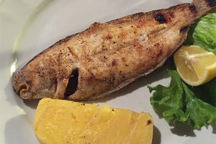 Pesce alla griglia con polenta Pesce alla griglia con polenta