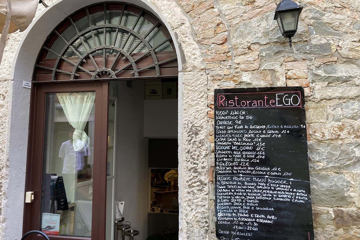 L'ingresso sul retro Trieste, cucina di mare in un luogo intimo e vivace