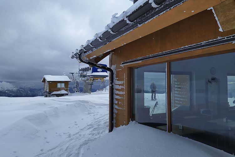All'esterno del locale sono stati creati due punti di appoggio per scialpinisti e ciaspolatori - Ristoranti, le idee per sopravvivere Pane e salamella sulla neve All'esterno del locale sono stati creati due punti di appoggio per scialpinisti e ciaspolatori - Ristoranti, le idee per sopravvivere Pane e salamella sulla neve