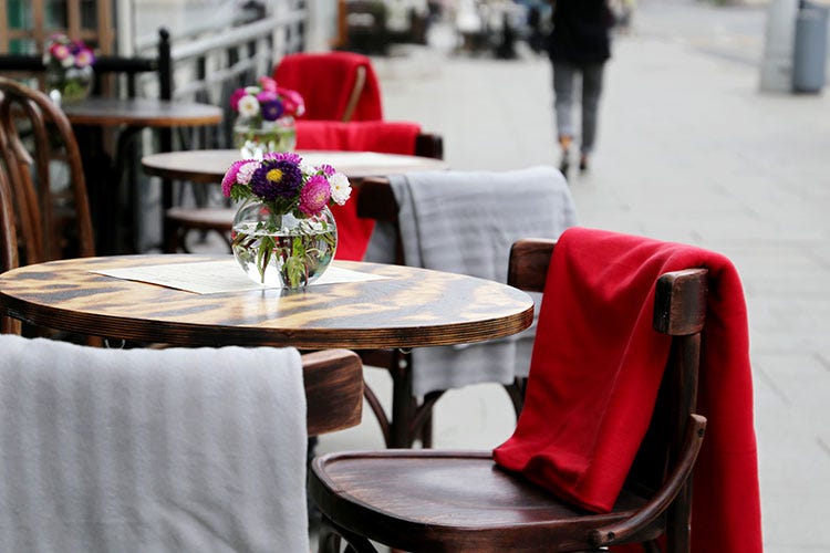 A Parigi i mercati rionali aprono le porte ai ristoranti in crisi per facilitare l’asporto - Ristoranti nei mercati a Parigi? Ma l'asporto non salva il ristorante