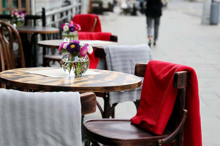 A Parigi i mercati rionali aprono le porte ai ristoranti in crisi per facilitare l&rsquo;asporto - Ristoranti nei mercati a Parigi? Ma l'asporto non salva il ristorante