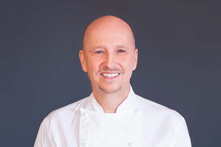 Heinz Beck (foto: Adriano Truscello) - Tartare di tonno con rabarbaro, fragoline e pera