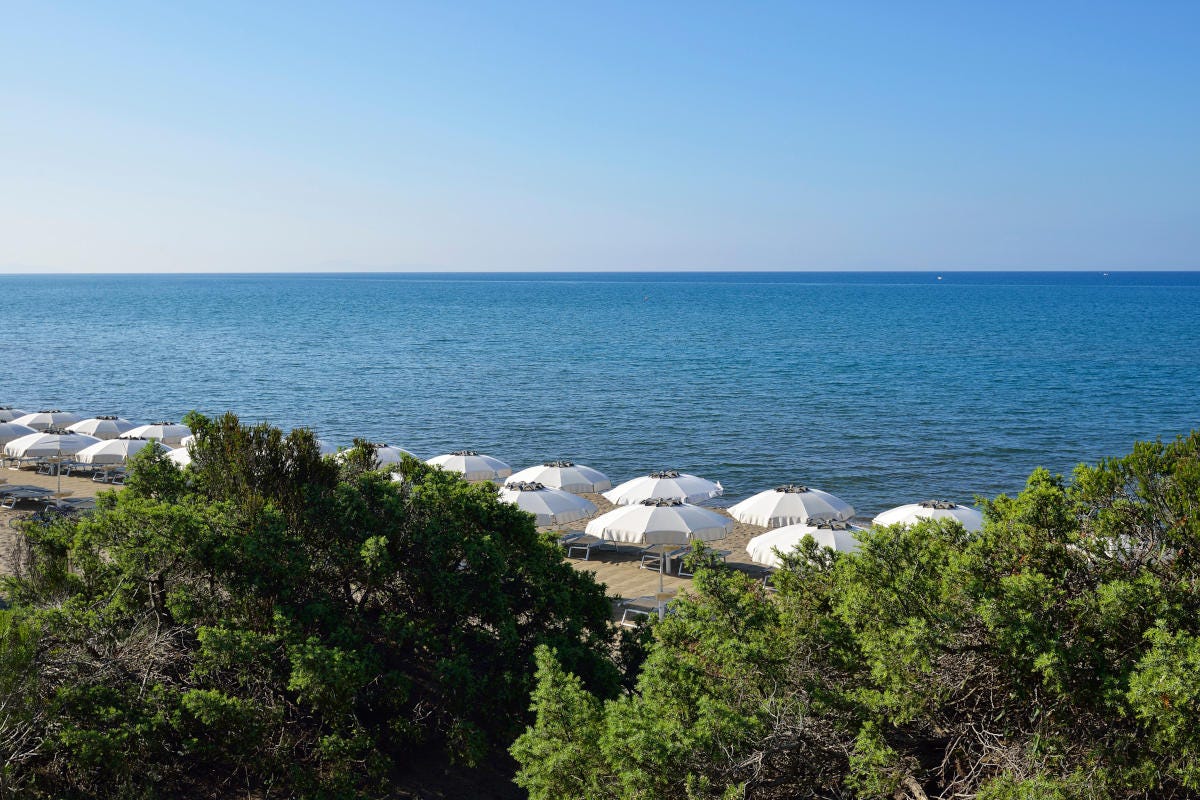 La spiaggia di Riva del Sole resort A Riva del sole, resort e spiaggia certificate VERIFIED per la sicurezza sanitaria
