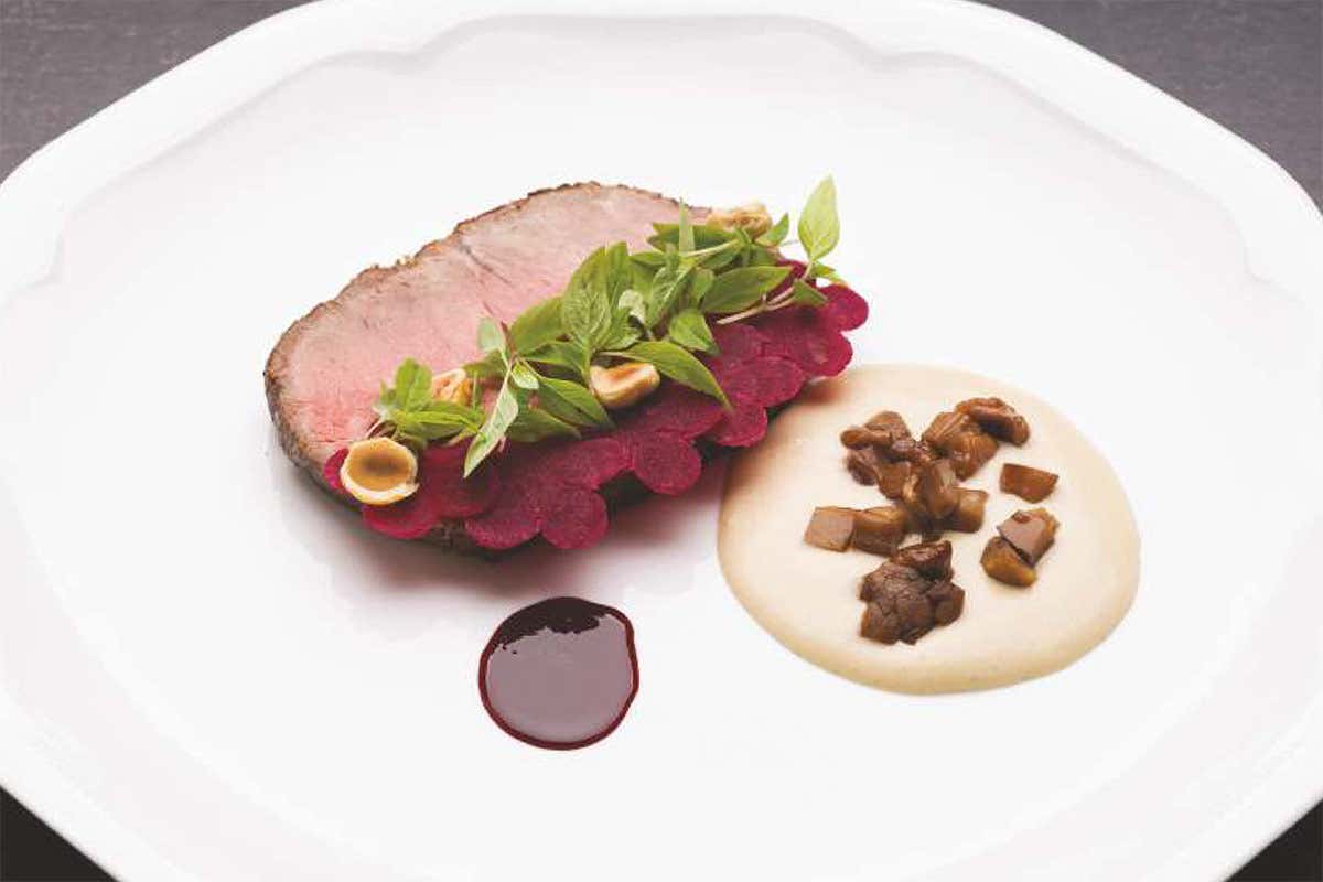 Roast beef, rapa rossa, crema di porcini e nocciola