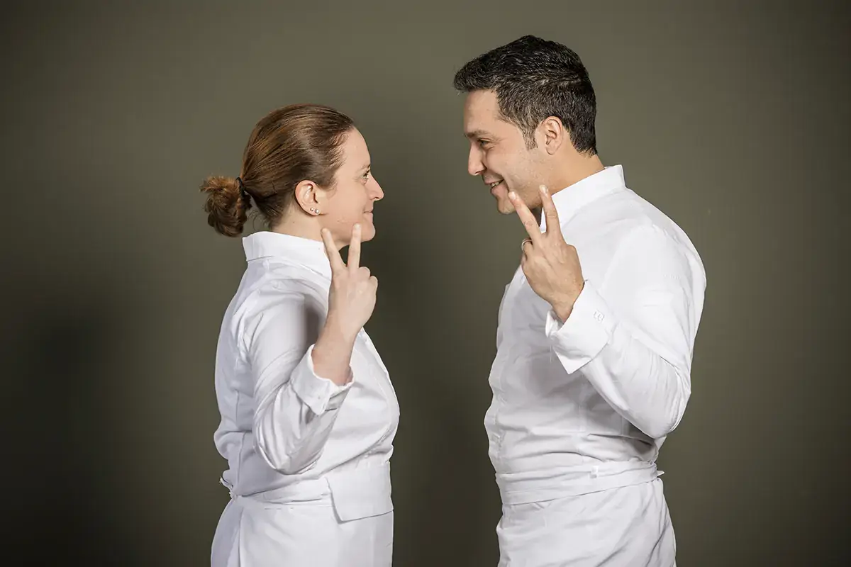 A sinistra, Roberta Merolli compagna di Giovanni Solofra e chef patissier Da zero a due stelle, cos&igrave; Giovanni Salofra ha fatto risplendere i Tre Olivi