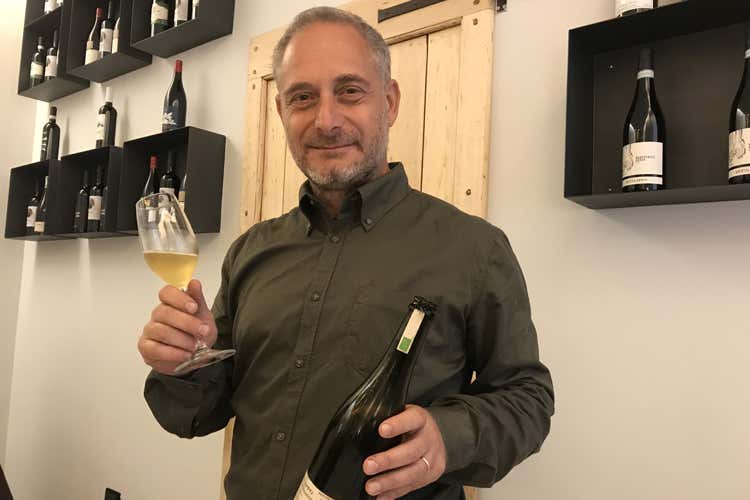 Roberto Di Filippo insieme alle sue oche (Roberto Di Filippo, l'enologo che sussurra ai cavalli e alle oche)