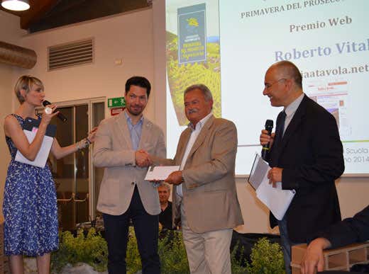 Roberto Vitali (secondo da destra), editorialista di Italia a Tavola, riceve il premio per il miglior servizio giornalistico sul Prosecco Superiore pubblicato su web