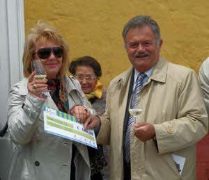 Roberto Vitali riceve il premio dall'assessore provinciale di Bari Anna Paladino