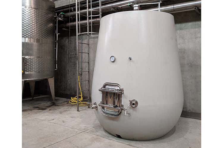 L'uovo di cemento, per la fase pre-imbottigliamento del Baffonero - Rocca di Frassinello, tour virtuale fra vini minerali e accoglienza