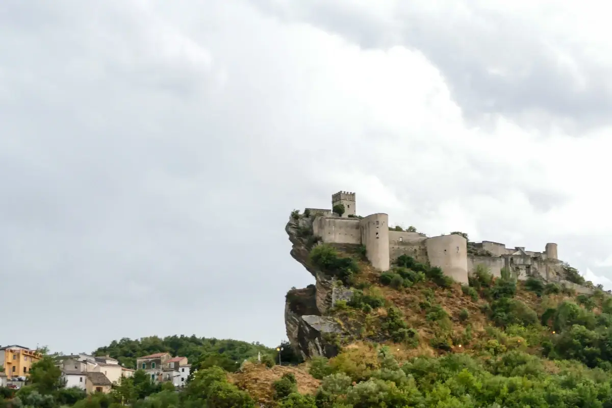 Il castello di Roccascalegna Autunno magico in camper: ecco gli itinerari pi&ugrave; suggestivi tra foliage, vigneti e sagre