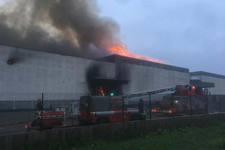 L'incendio al caseificio (Rogo al caseificio di Grana Padano Stimati danni per 9 milioni di euro) L'incendio al caseificio (Rogo al caseificio di Grana Padano Stimati danni per 9 milioni di euro)