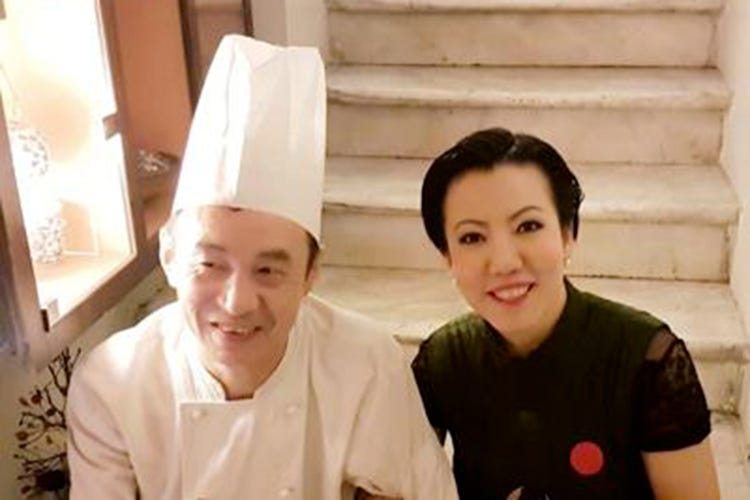 Yan Jiang insieme allo chef del Green Tea - Roma, Yan Jiang non ha chiuso «I clienti ci sono, la qualità ripaga»