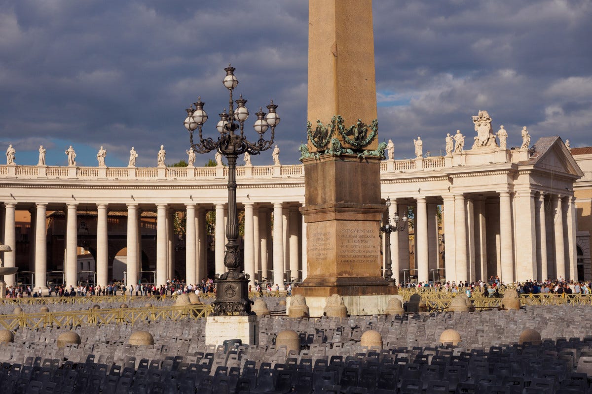 Piazza San Pietro  Turismo: la Pasqua nera di Roma e Milano
