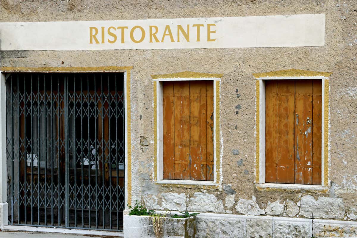 I centri storici sono un deserto: scomparsi 100mila bar, negozi e ristoranti