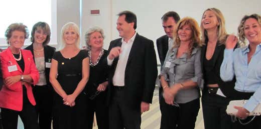 Il ministro Saverio Romano con alcune Donne del vino Il ministro Saverio Romano con alcune Donne del vino