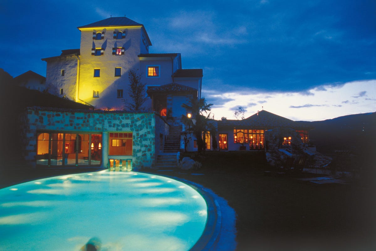 L'hotel dispone di una black pool con vista sullo Sciliar per nuotare dall'interno all'esterno nell'acqua a 32 gradi 