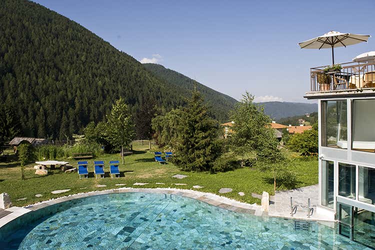 Incanta d&rsquo;estate il Romantik Hotel Post di Nova Levante Vacanze senza filtri nella natura In vigna, al fiume o sulla spiaggia