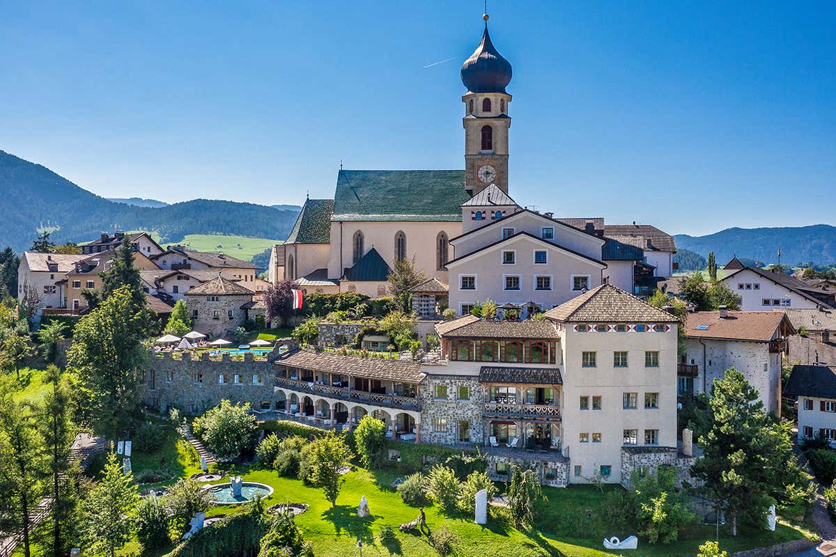 Romantik Hotel Turm - Esterno Al Romantik Hotel Turm tra bagni di fieno e opere d’arte