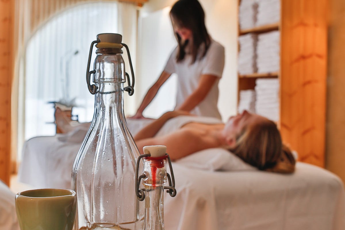 Una sessione di massaggi al Romantik Hotel Santer di Vipiteno Sport e relax: così è l'inverno al Romantik Hotel Santer