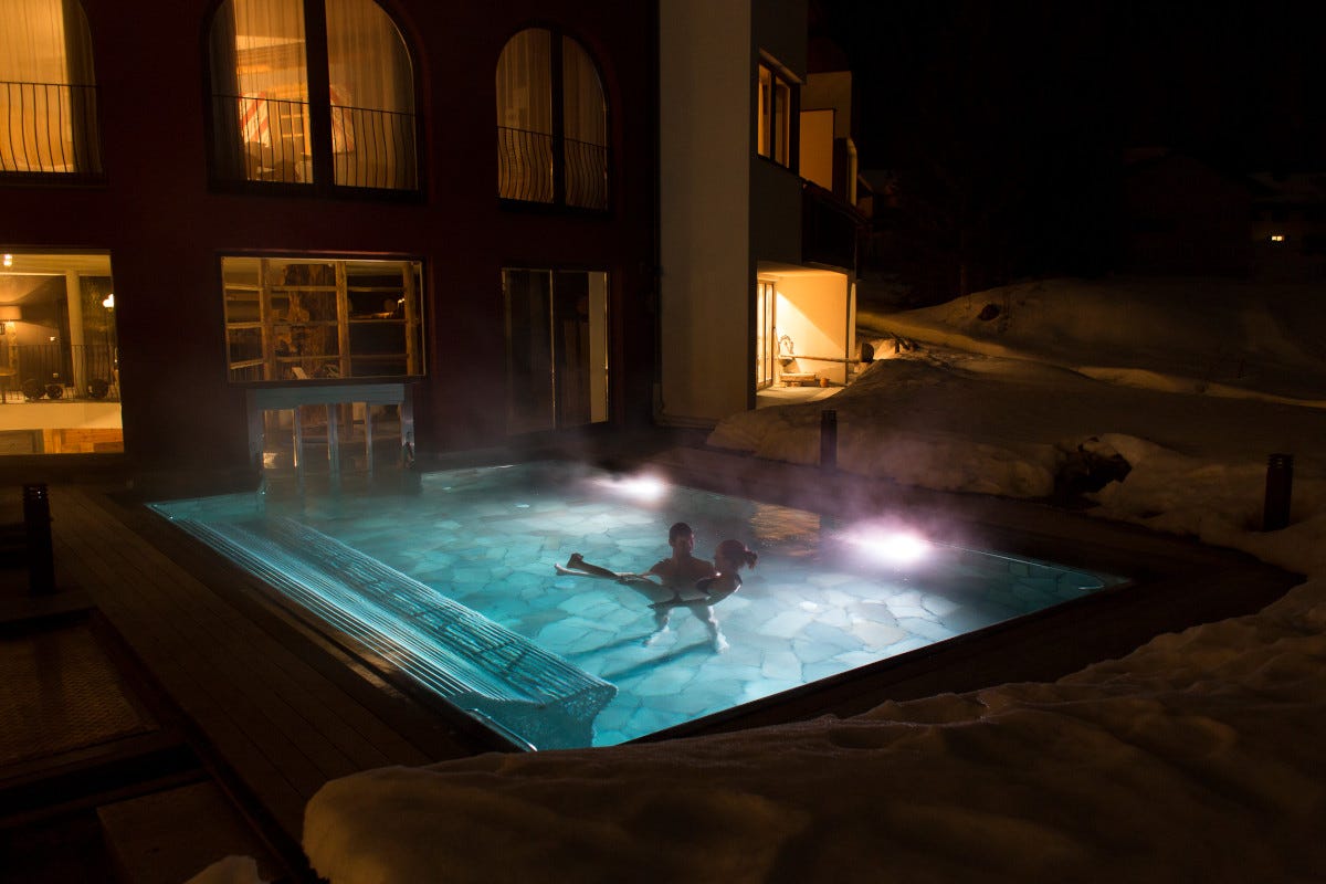 La piscina esterna del Romantik Hotel Santer di Vipiteno Sport e relax: così è l'inverno al Romantik Hotel Santer