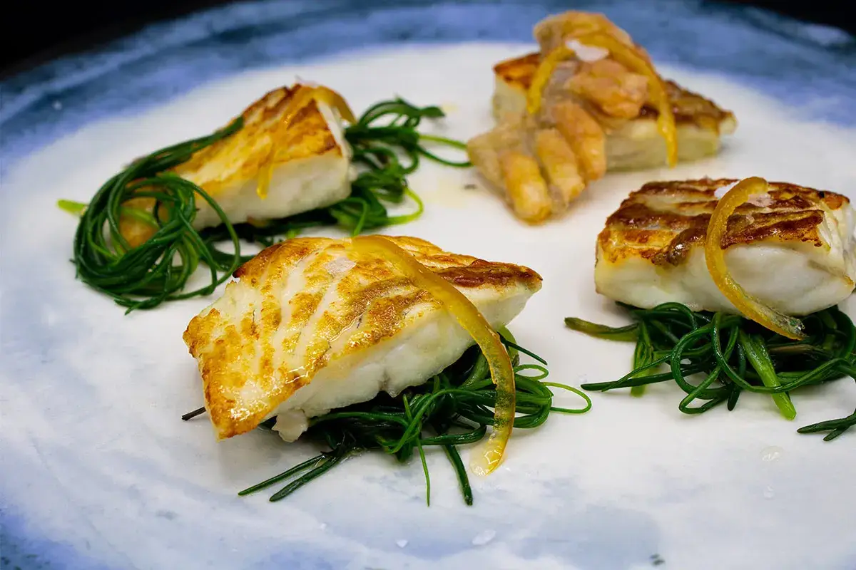 Rombo laccato al limone e camomilla con agretti e polvere di capperi Rombo laccato al limone e camomilla