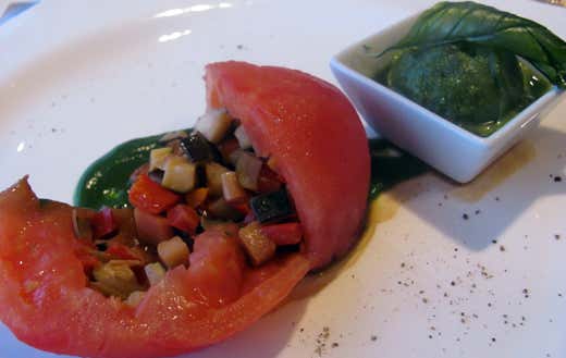 Pomodoro ripieno alle verdure con sorbetto al basilico