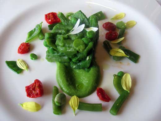 Sformatino di verdure verdi, con pomodorini confettati e petali