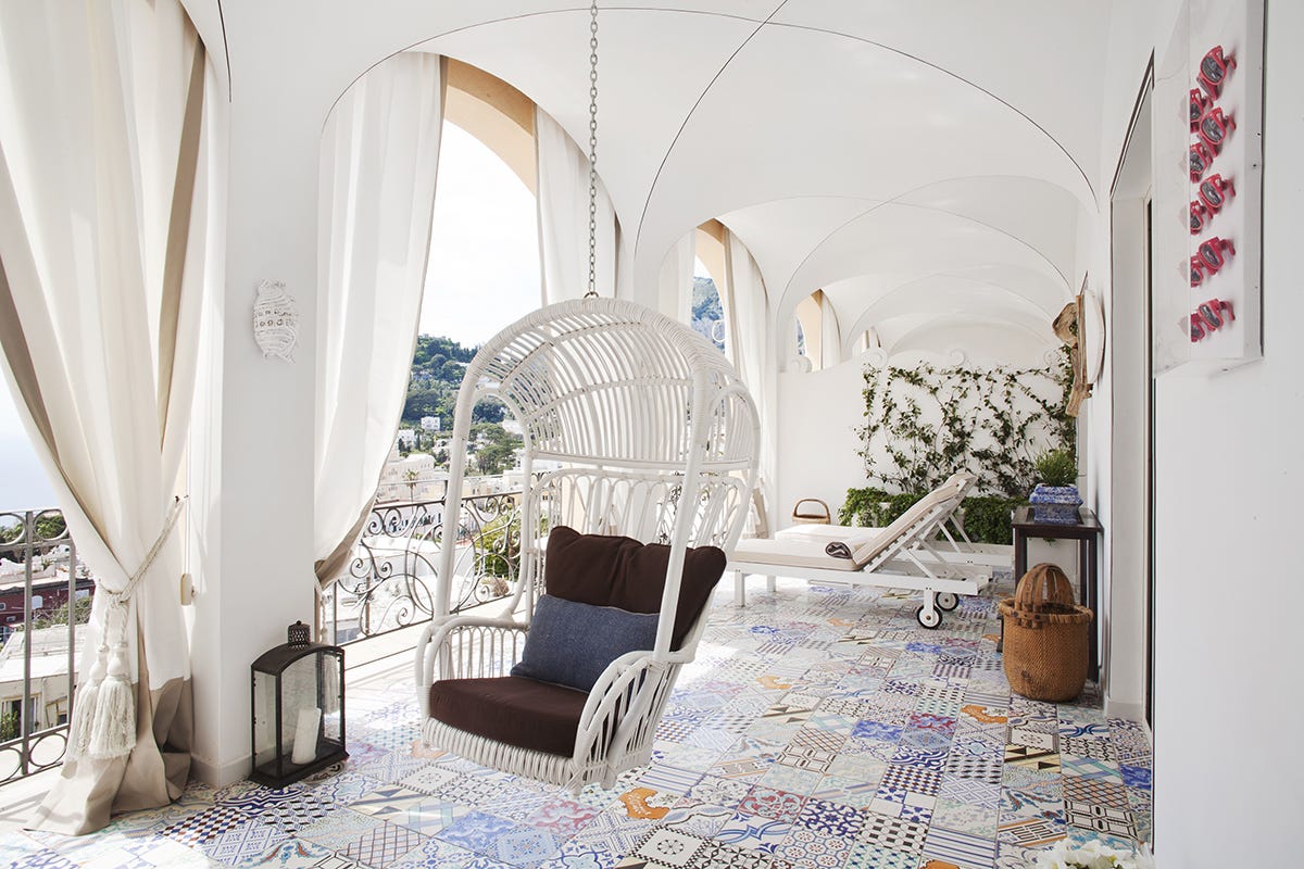 La terrazza di una delle camere FOTO Capri Tiberio Palace, boutique hotel a cinque stelle sull’isola azzurra