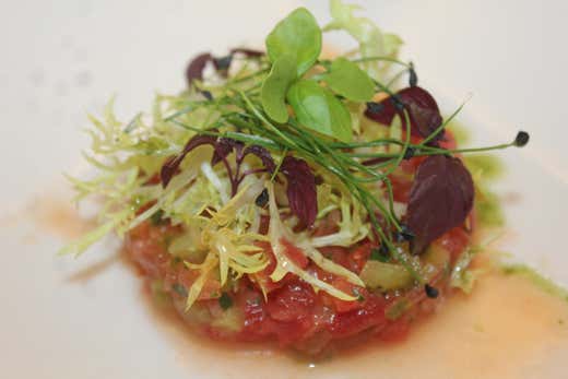 Tartare di pomodori con capperi e cipolle con basilico e Cornabria blossom