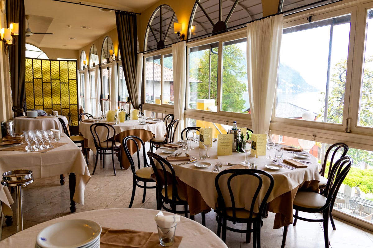 Il ristorante Royal Gourmet si segnala per la splendida veranda e propone una cucina raffinata in uno scenario importante e prestigioso 