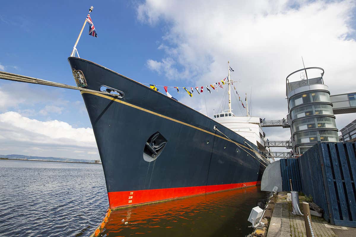 Il leggendario Royal Yacht Britannia ormeggiato all'Ocean Terminal, una tappa imperdibile per scoprire il lato più intimo della storia monarchica britannica