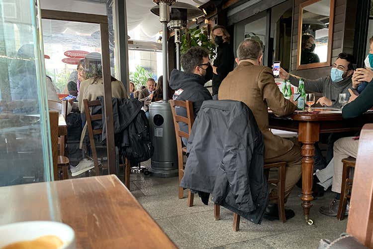 Il dehors del Rugantino  Milano, la cucina romana fa il pieno Tutto esaurito al Rugantino