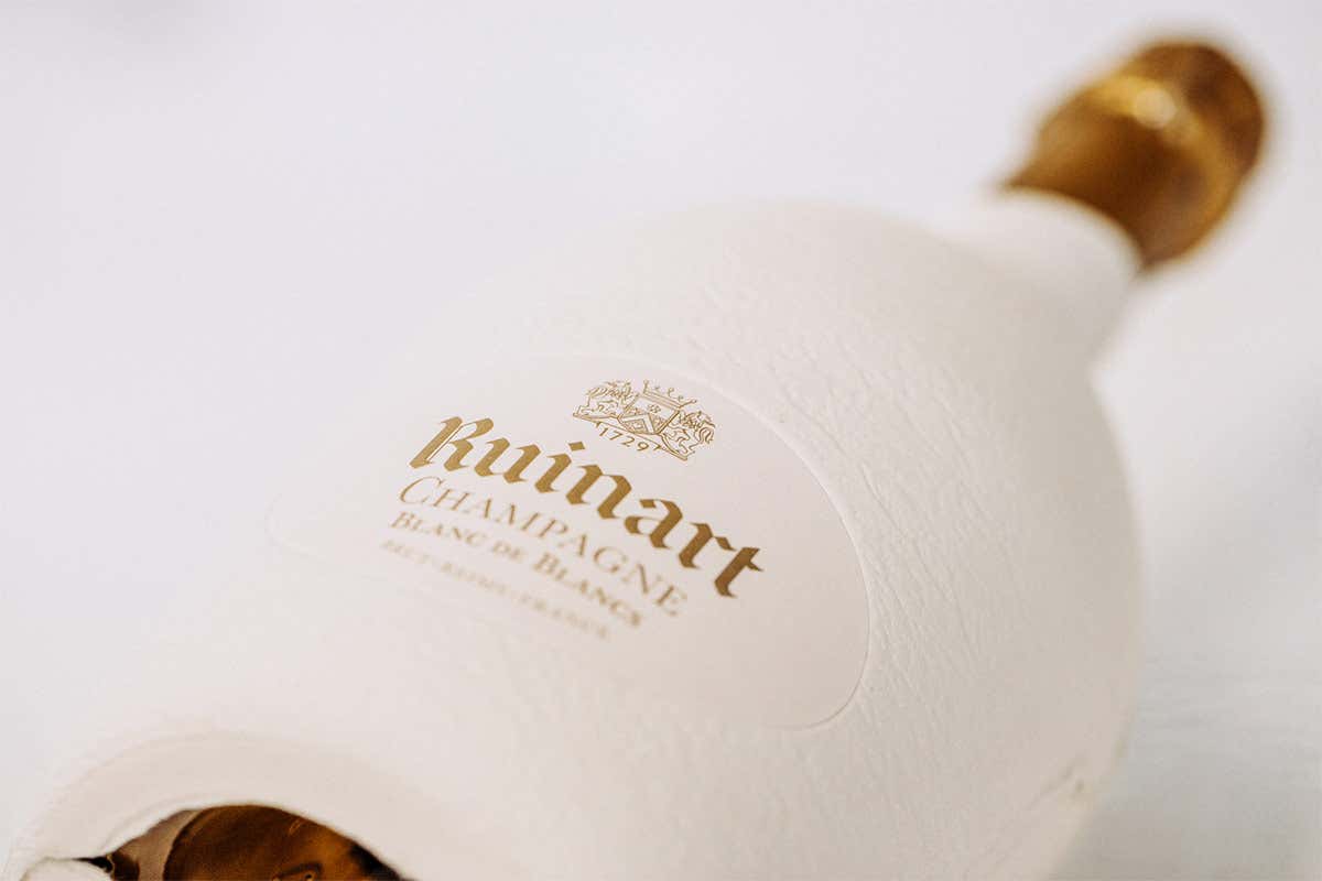 Ruinart Second Skin Champagne per brindare all&rsquo;estate Abito bianco per Mo&euml;t e Ruinart