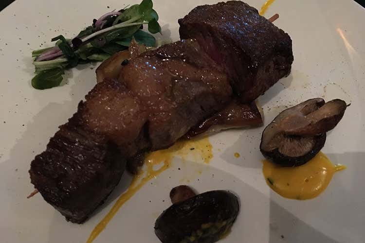 Spiedo di manzo alla brace con funghi ripassati, burrata e salsa bernese al dragoncello (Rum Zacapa fa tappa a Bologna abbinato alla cucina del Fourghetti)