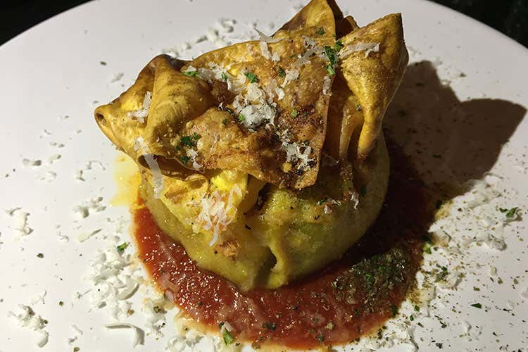 Cartoccio di pasta croccante con rag&ugrave; di melanzane, squacquerone e capperi su fondente di pomodoro piccante (Rum Zacapa fa tappa a Bologna abbinato alla cucina del Fourghetti)