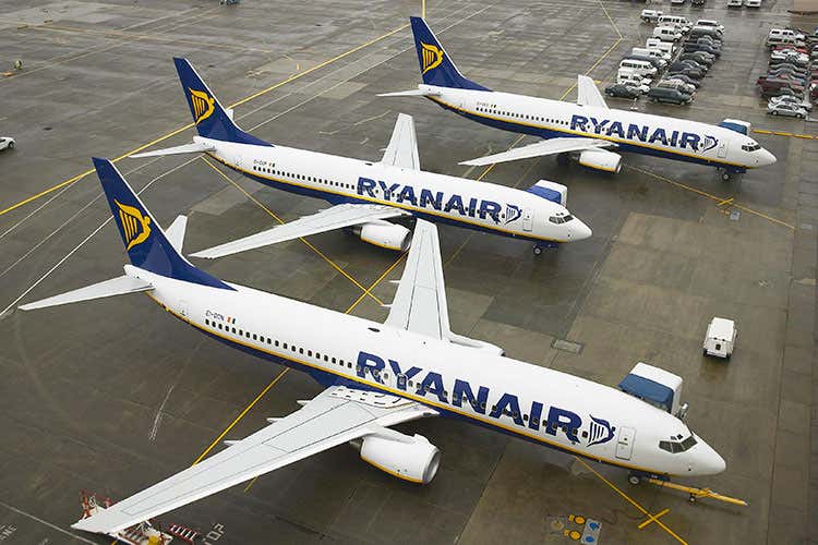 (Ryanair, addio al doppio bagaglio a mano In cabina solo con sovrapprezzo) (Ryanair, addio al doppio bagaglio a mano In cabina solo con sovrapprezzo)