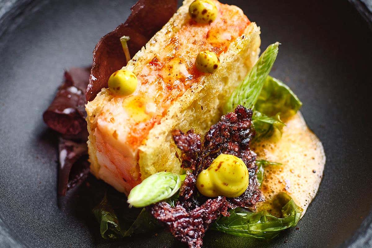 Sandwich di gambero rosso di Mazara del Vallo con pane alle mandorle, olio extravergine, maionese di avocado e liquirizia, lattuga di mare e spuma alla paprika dolce Il bello della neve a marzo al Bonfanti Design Hotel di Chienes