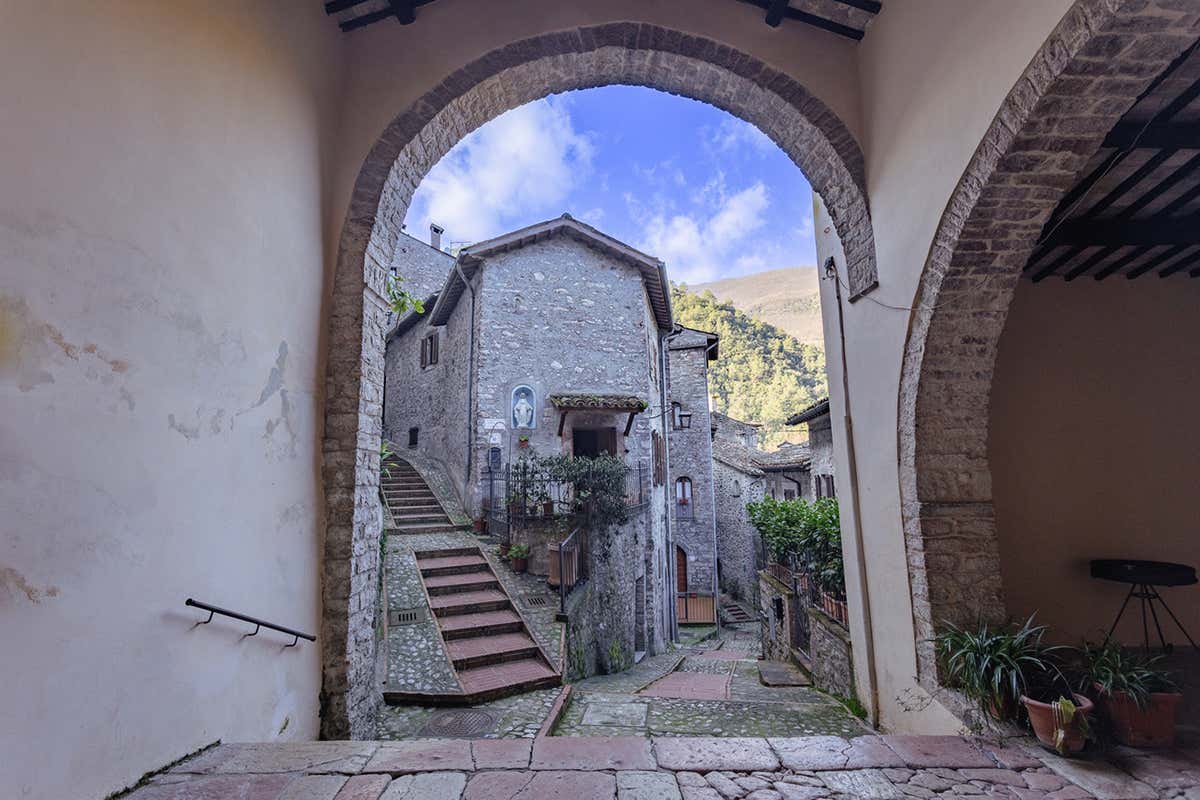 Gli stretti vicoli Torre del Nera a Scheggino, più che un albergo, un piccolo borgo umbro