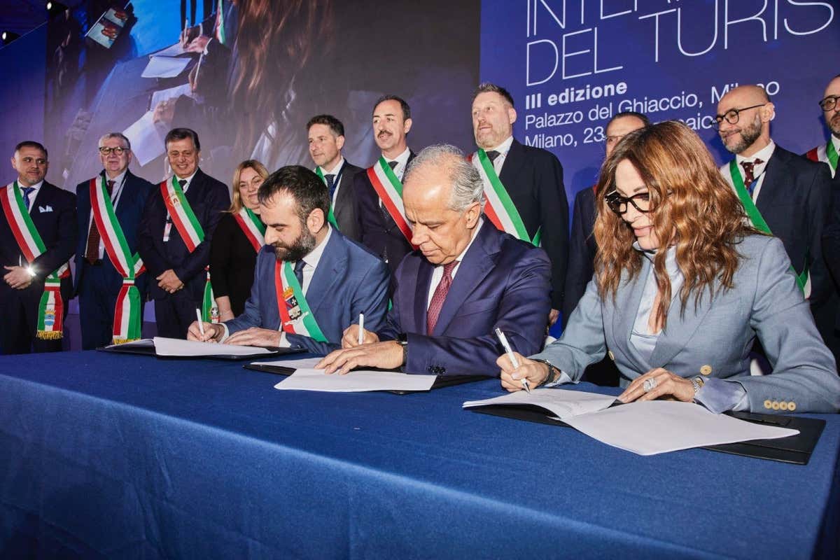 Turismo responsabile: firmato il protocollo per gestire le destinazioni più affollate Turismo responsabile: firmato il protocollo per gestire le destinazioni più affollate