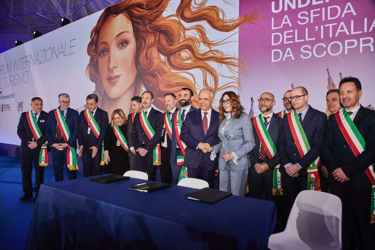 Turismo responsabile: firmato il protocollo per gestire le destinazioni più affollate Turismo responsabile: firmato il protocollo per gestire le destinazioni più affollate