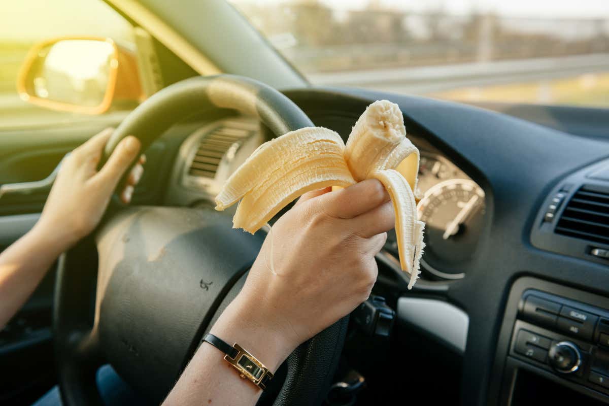 Dalle banane allo zenzero: cosa mangiare per affrontare lunghi viaggi in auto Dalle banane allo zenzero: cosa mangiare per affrontare lunghi viaggi in auto