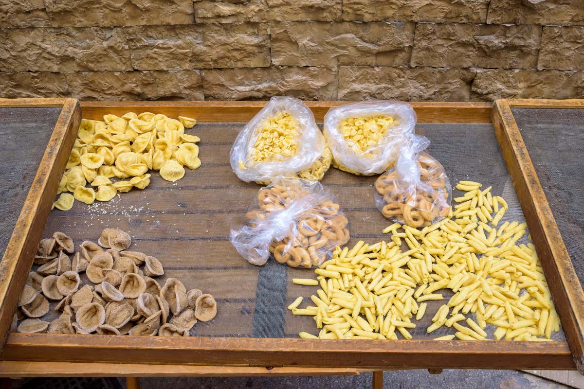 Le orecchiette contese: tra folklore e business Bari rischia di perdere la sua icona Le orecchiette contese: tra folklore e business Bari rischia di perdere la sua icona